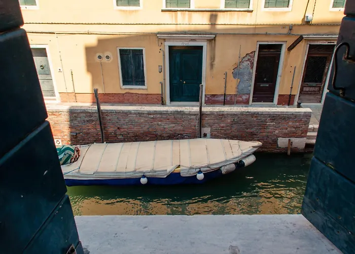 Διαμέρισμα Cannaregio Retreat With Canal View Βενετία