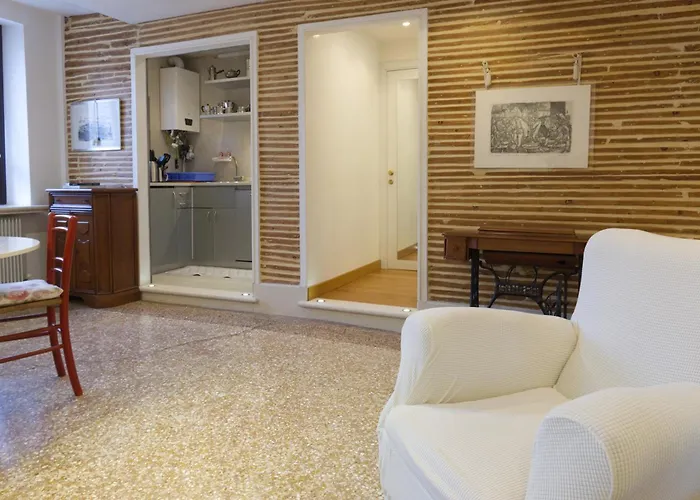 Cannaregio Retreat With Canal View Βενετία