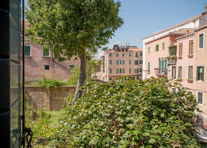 Cannaregio Retreat With Canal View Διαμέρισμα Βενετία