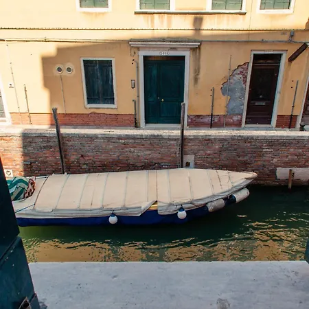 Apartment Cannaregio Retreat With Canal View Venice