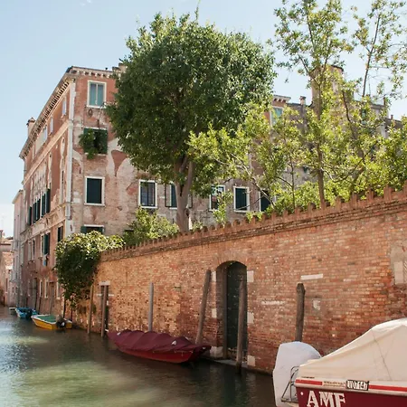 Cannaregio Retreat With Canal View Apartment Venice
