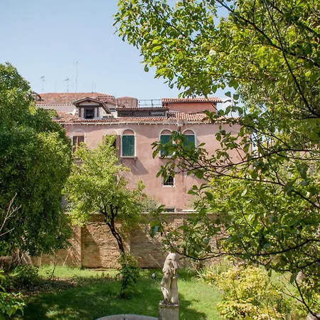 Cannaregio Retreat With Canal View