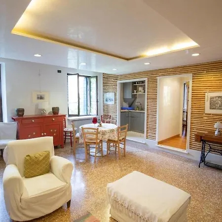 Apartment Cannaregio Retreat With Canal View