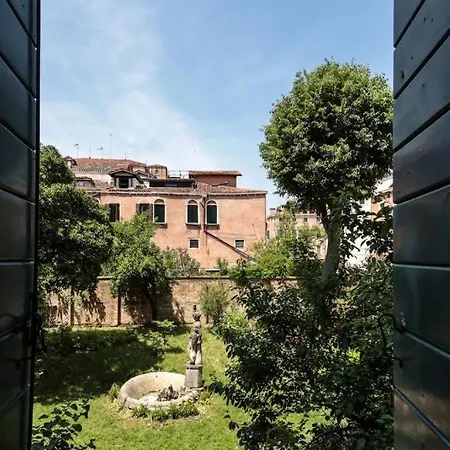 Cannaregio Retreat With Canal View Venezia