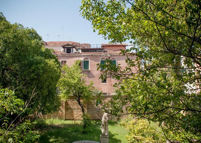 Cannaregio Retreat With Canal View