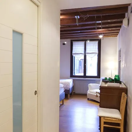 Cannaregio Retreat With Canal View *
