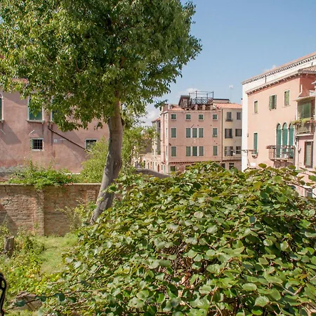 Cannaregio Retreat With Canal View Appartamento Venezia