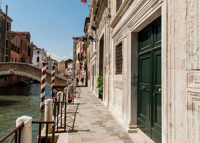 Cannaregio Retreat With Canal View شقة البندقية