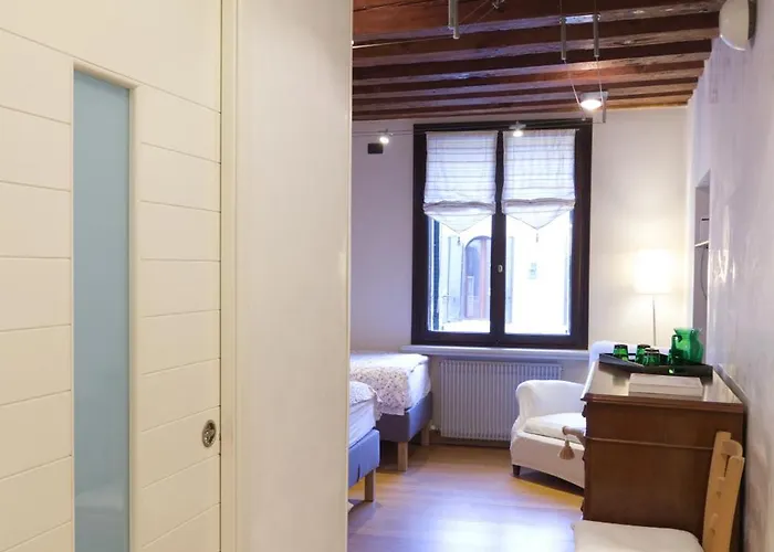 Cannaregio Retreat With Canal View *