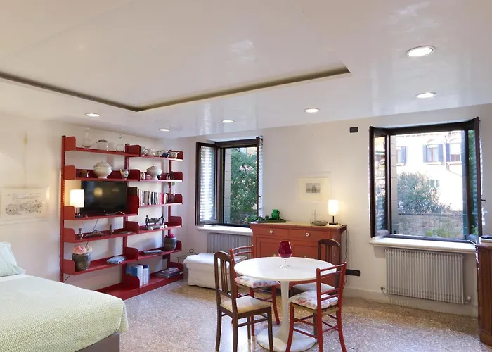 Cannaregio Retreat With Canal View شقة البندقية